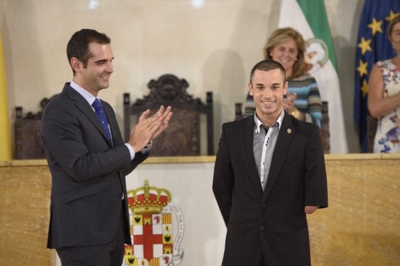 Jairo Ruiz sigue de celebración y recibe el escudo de oro de Almería