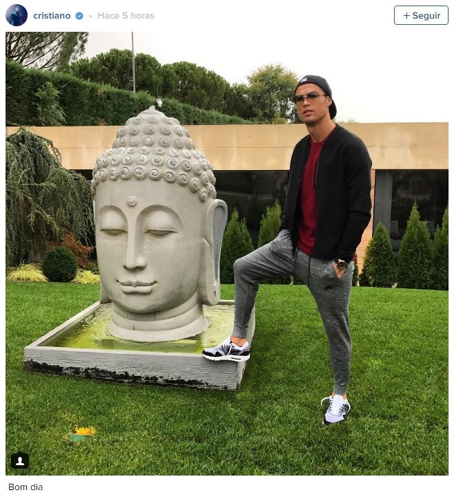 Budistas acusan a Cristiano de "una falta de respeto" por pisar una fuente de Buda