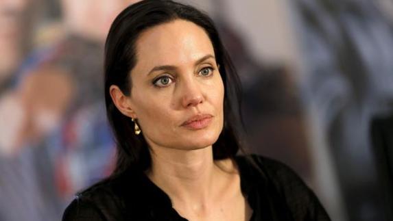 Angelina Jolie sufre "ataques de pánico y se queda paralizada"
