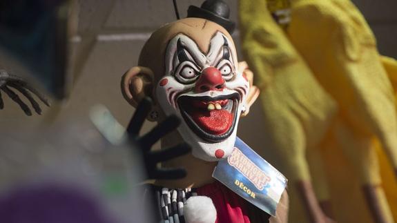 Un hombre vestido de payaso ataca con una llave inglesa a un joven