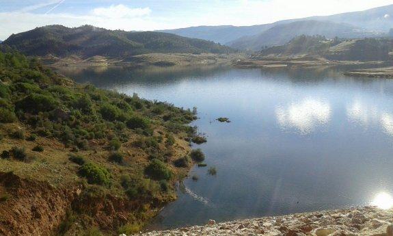 La presa de Siles 'rebosa' sin obras a la vista para las conducciones y sin aprovechar el agua