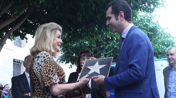 Catherine Deneuve brilla con luz propia