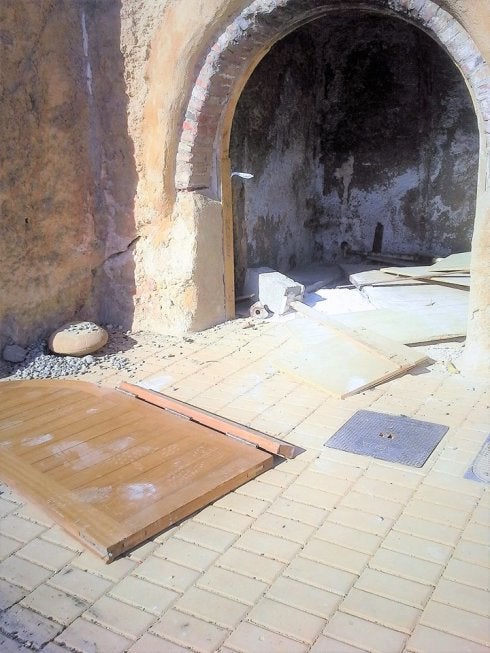 Queman y destrozan una de las cuevas del Mesón Gitano