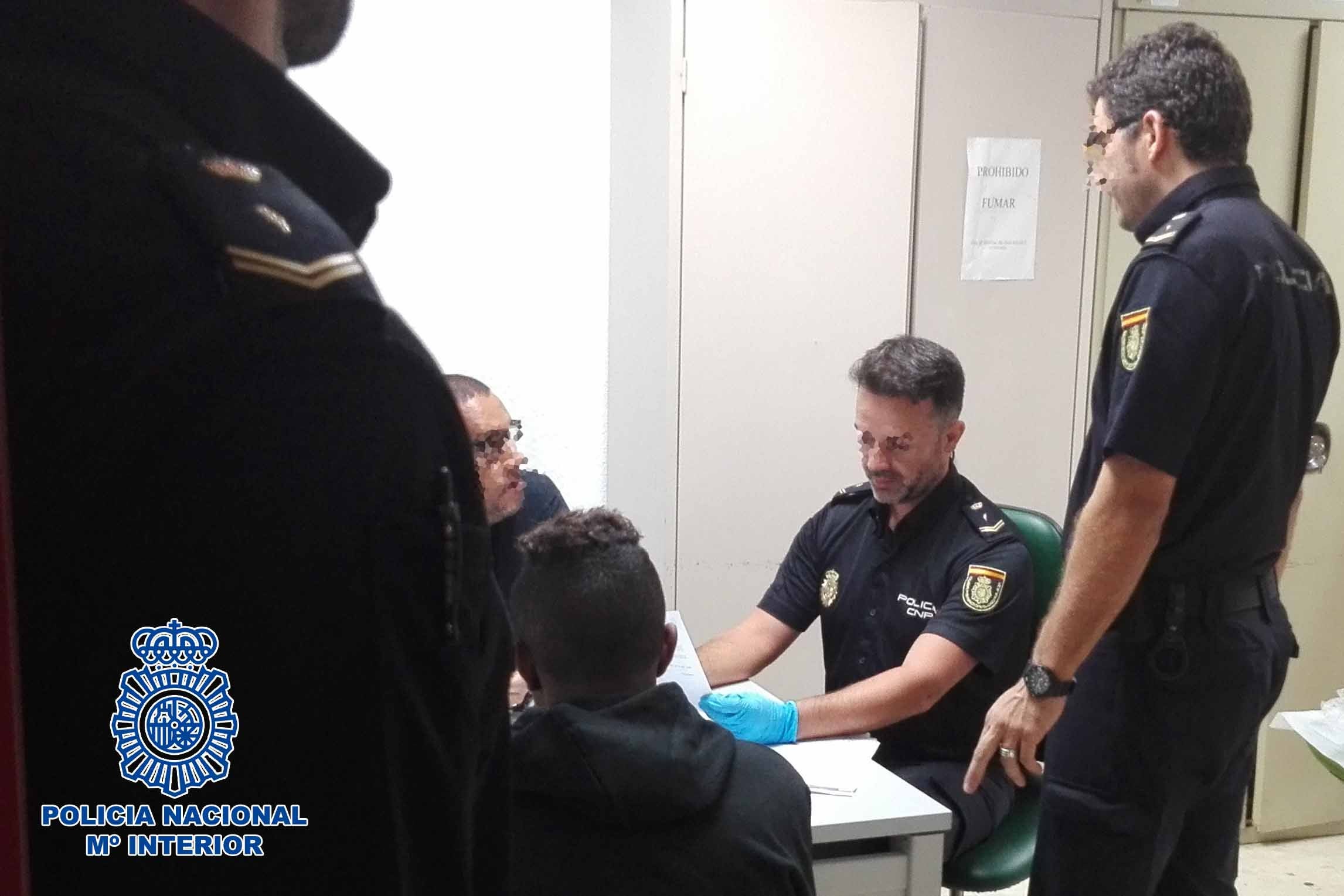Dos detenidos por introducir en España a 15 inmigrantes en patera y cobrarles 1.000 euros