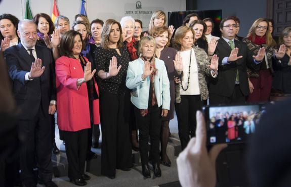 Susana Díaz ve compatible ser presidenta de la Junta y secretaria general del PSOE