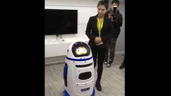 Un robot educativo enloquece y acaba atacando a un hombre