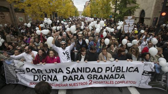 Granada vuelve a salir en masa para pedir "dos hospitales completos"