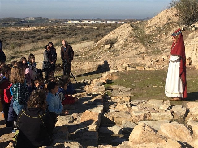 El oppidum de Puente Tablas acoge la primera visita de 'Escápate al Tiempo de los Íberos'