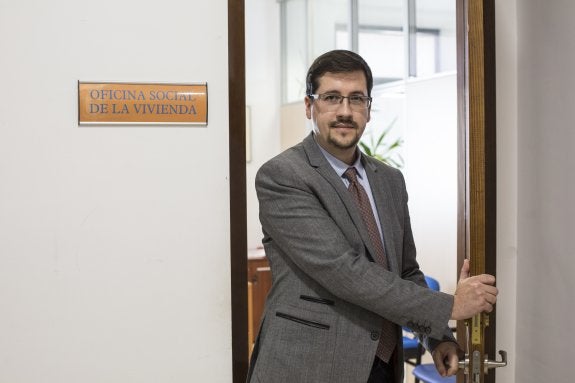 «Estaría bien que se prohibieran los desahucios en Navidad. Aquí nunca se para. Somos las 'urgencias' del Ayuntamiento»