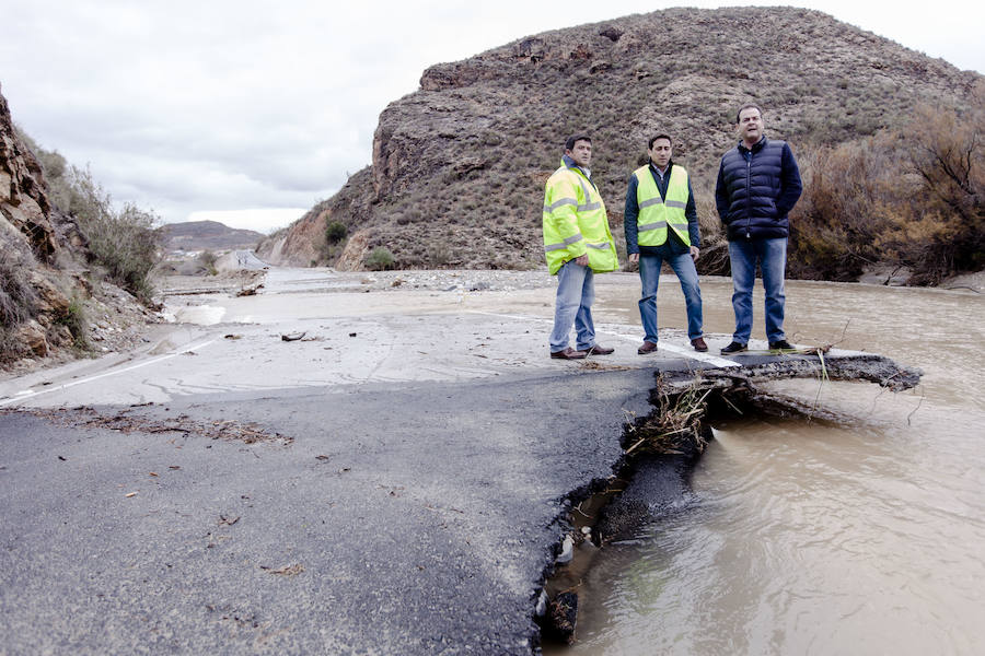 Más de 50 efectivos trabajan desde el sábado para restablecer el tráfico en las carreteras provinciales