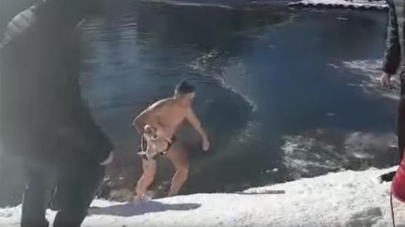 Se mete en un lago helado para salvar a un perrito
