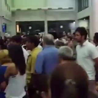 Bromea sobre matar a su suegra y desata el caos en un aeropuerto