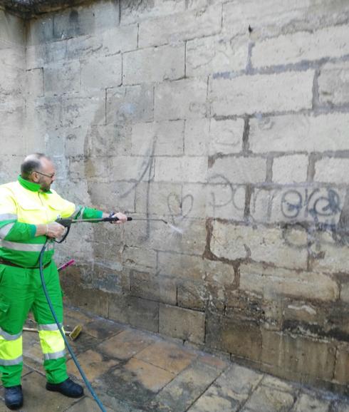 Las pintadas ensucian la Catedral