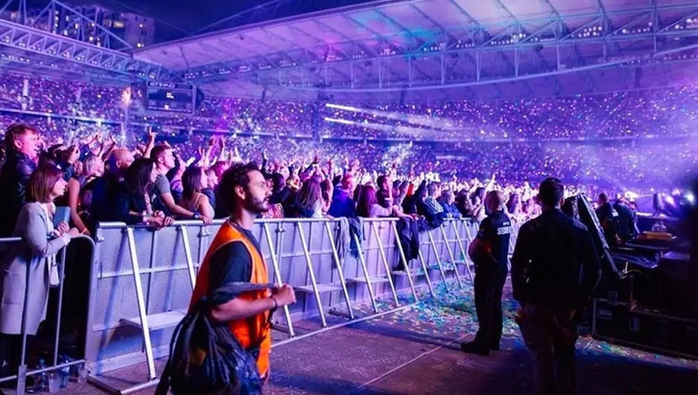 Se cuelan gratis en multitud de lugares y lo comparten en las redes sociales