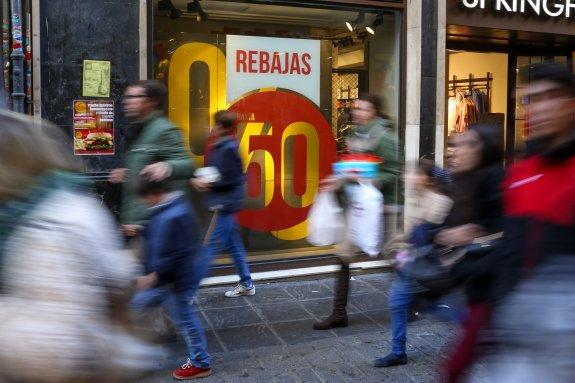 El primer día de rebajas llena de gente las tiendas