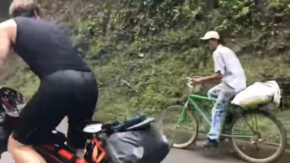 Un campesino de 63 años deja en ridículo a dos triatletas en bicicleta