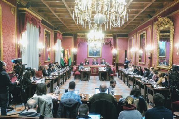 Arranca el pleno que obligaría al gobierno local de Granada a congelar el IBI