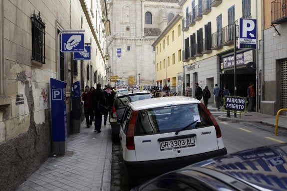 El Ayuntamiento estudia incrementar en quinientas plazas la zona azul de Granada