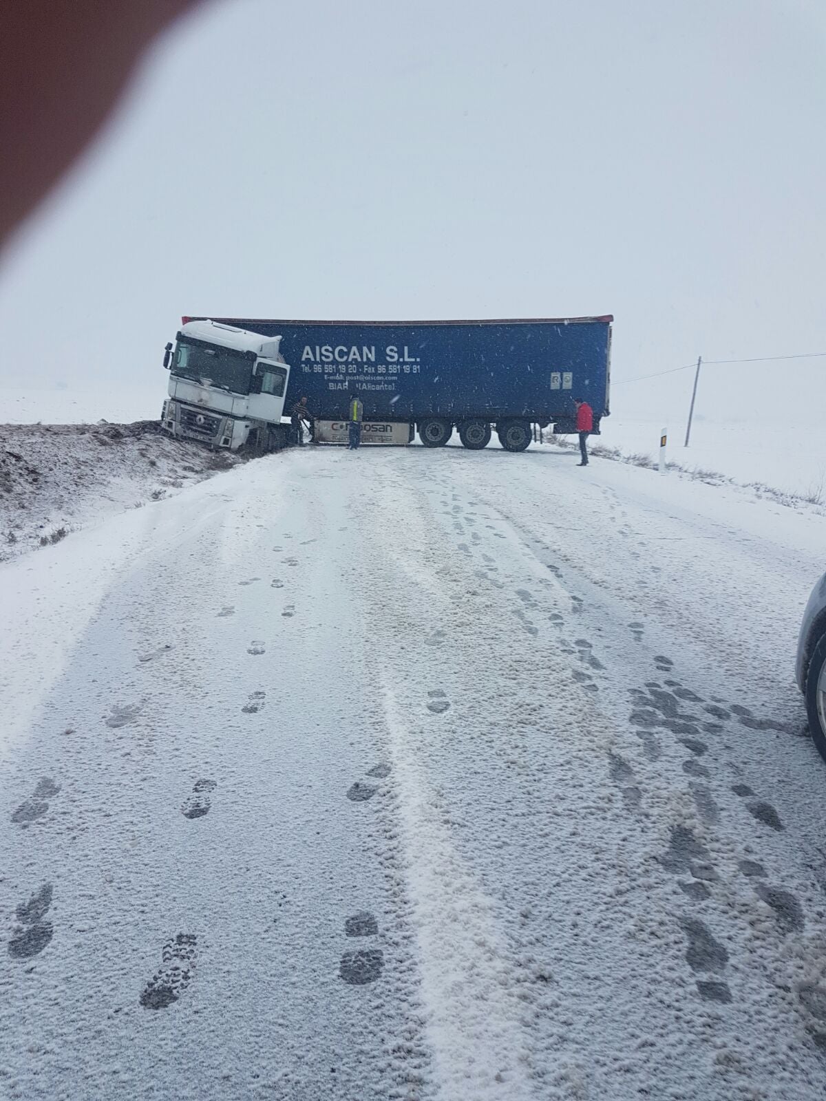 El temporal de nieve deja una docena de vías afectadas en Granada