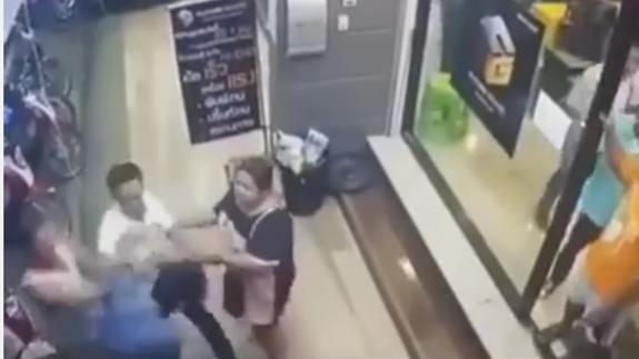 Un padre agrede brutalmente a un joven por ganar una partida a su hijo de 7 años