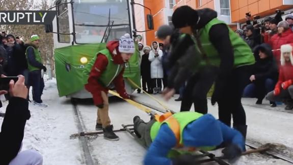 Una rusa arrastra dos tranvías llenos de pasajeros a 20 grados bajo cero