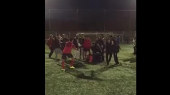Brutal pelea entre jugadores y aficionados en un partido de juveniles
