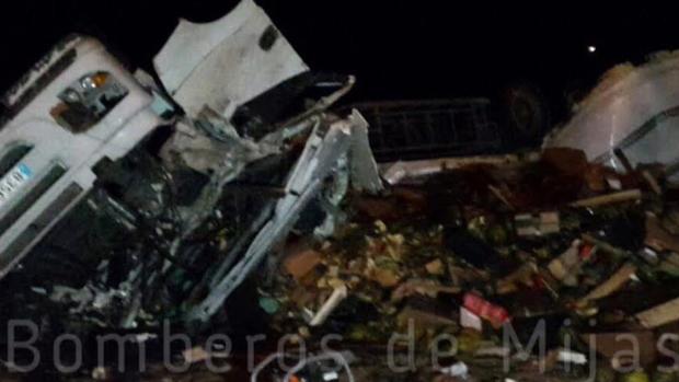 Un camión cargado de melones se sale de la vía y vuelca en la playa