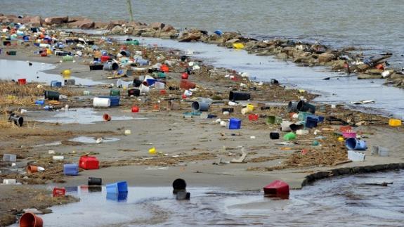 Prohíben la distribución de utensilios de plástico