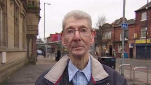 Los 10 consejos para no sentirse solo que un anciano tras perder a su mujer y a su hermana