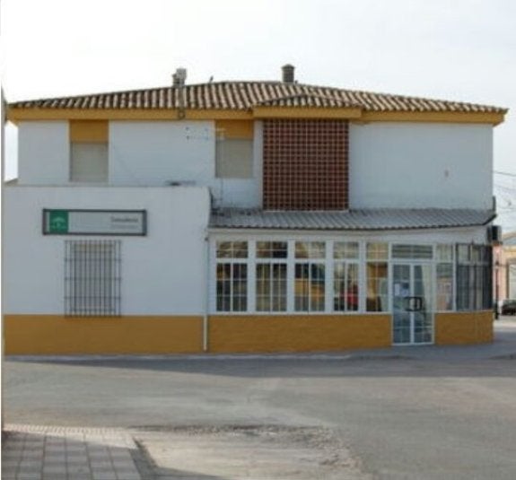 Protesta contra el derribo de un edificio en Torreblascopedro