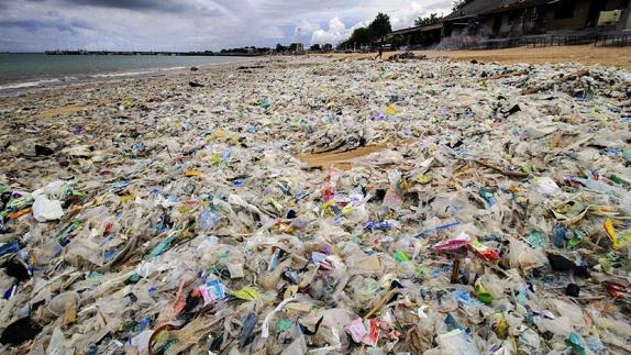 Una plaga de plásticos amenaza la paradisíaca isla de Bali
