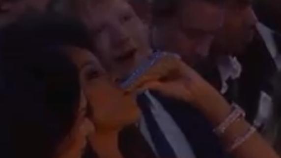 Rihanna la lía borracha con su petaca en los Grammy