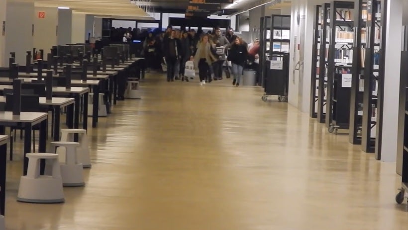 No son las rebajas: son estudiantes compitiendo por el mejor sitio de la biblioteca