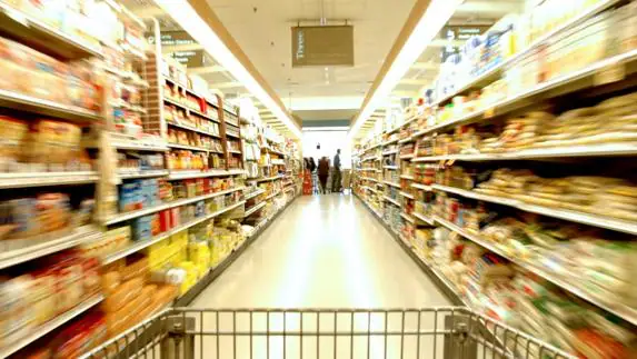 Un supermercado pagará 11.000 euros a una mujer por tropezarse con unas cajas de congelados