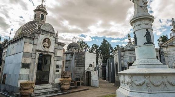Un español se sube a una pared de un cementerio para echar una foto y le cae una estatua encima