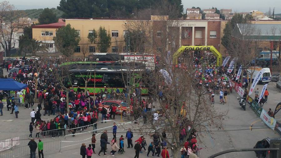 Expectación en Torredonjimeno en la salida de la Vuelta a Andalucía