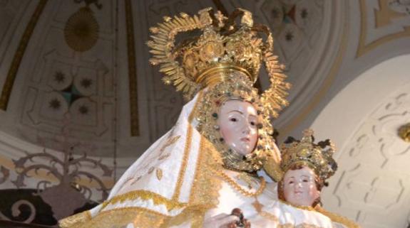 Le multan con 180 euros por hacer una peineta a una Virgen en una romería