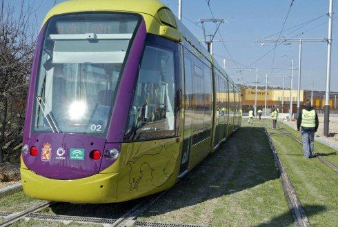 La Junta lamenta que los conductores del tranvía tengan que buscarse la vida fuera