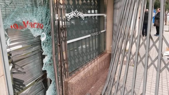 Revientan el escaparate de una joyería de El Ejido y se llevan piezas de oro