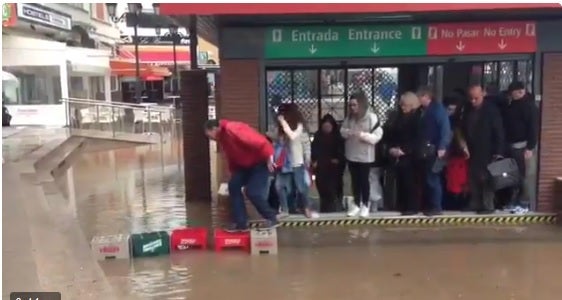 "A lo Humor Amarrillo. Así salen de la estación de cercanías de Torremolinos cuando llueve"