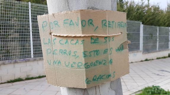 "Por favor, retiren las cacas de sus perros"