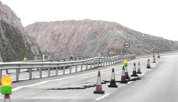 El último tramo de la A-7 se hunde 16 meses después de su inauguración