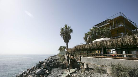 El levante muerde las playas granadinas