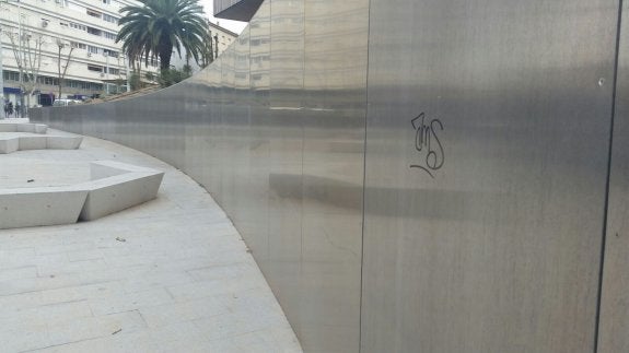 Primera pintada en la fachada del Museo Íbero