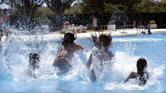 Un nuevo test halla orina en el 100% de las piscinas públicas analizadas