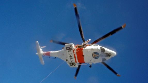 Rescatadas cinco personas de un catamarán que se hundía a 8 millas de la Garrucha