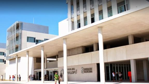 Reducen a un hombre desnudo que sujetaba a su hijo de 8 años en una terraza y gritaba contra su mujer