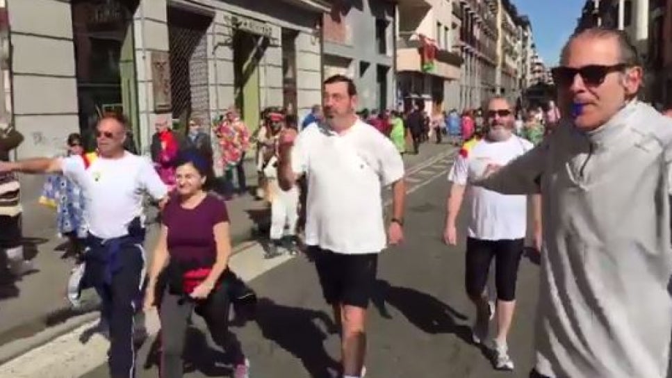 El genial disfraz de Rajoy corriendo que ha triunfado en los carnavales