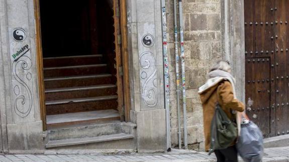 La Policía de Granada identifica al grafitero reincidente del 'yin yang'