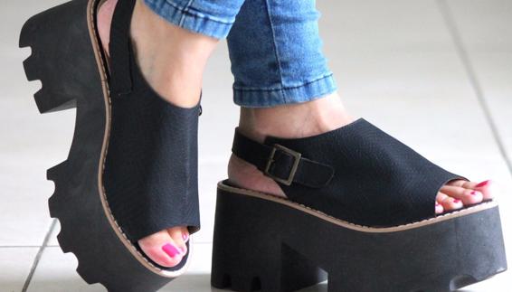 Lanzó sus zapatos de plataforma a la cabeza de otra chica que iba con su novio